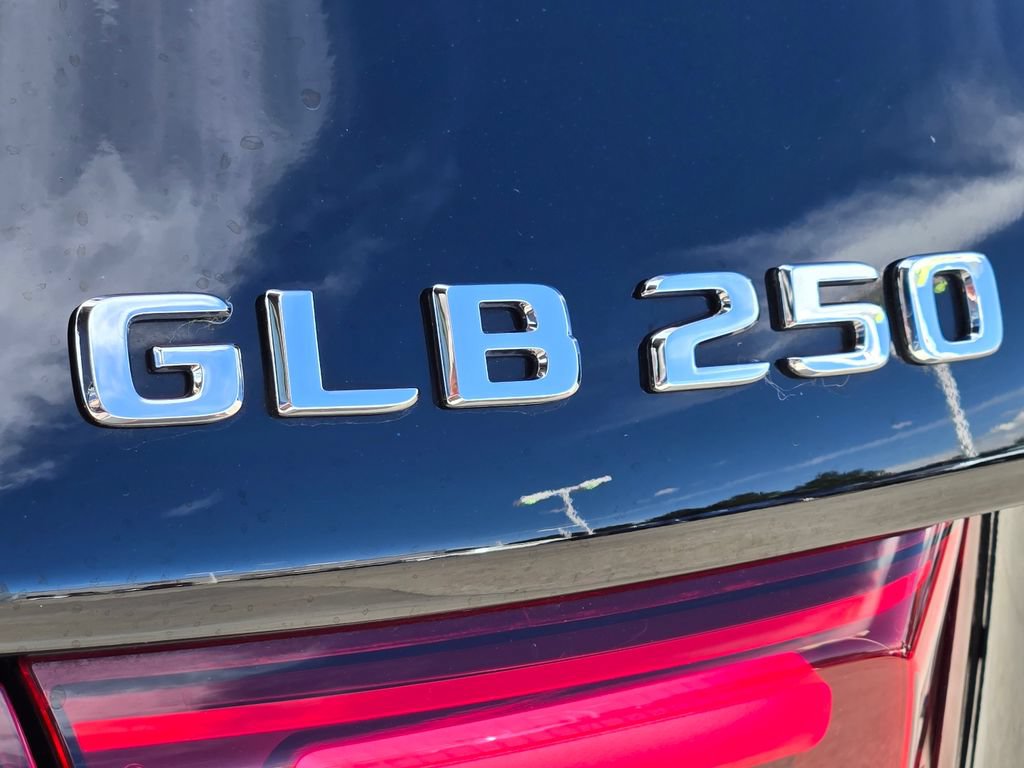 Used 2025 Mercedes-Benz GLB 250 4MATIC image 3