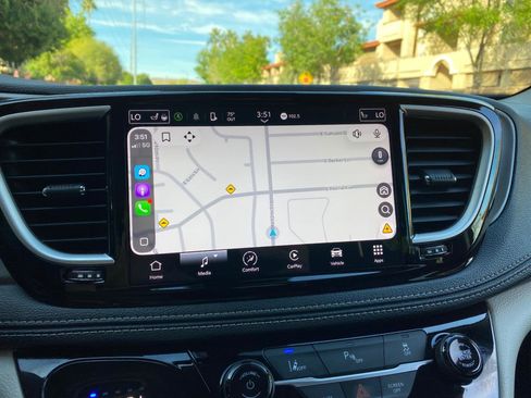 Used 2023 Chrysler Pacifica Touring-L image 78