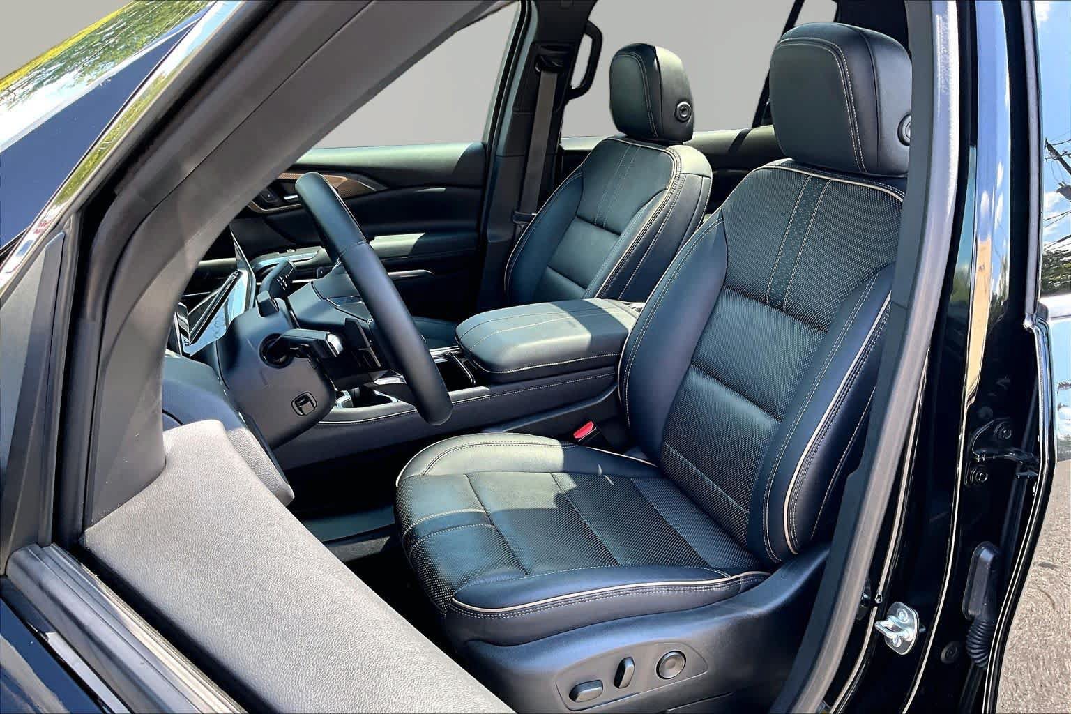 Used 2025 Chevrolet Traverse High Country w/ LPO, Floor Liner Package FWD image 22
