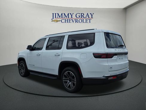 Used 2022 Jeep Wagoneer Series III RWD image 3