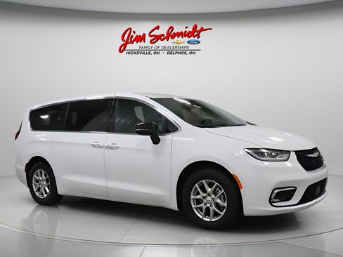 Used 2026 Chrysler Pacifica Select FWD image 1
