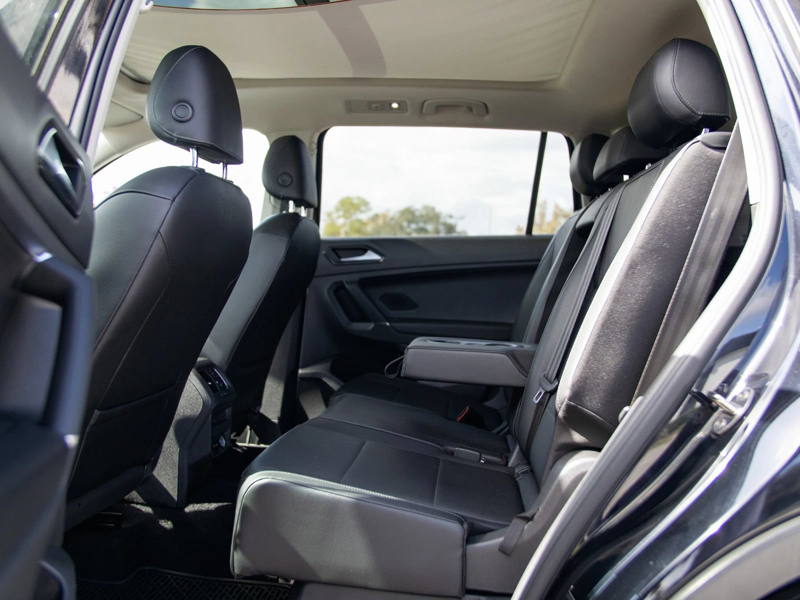 Used 2018 Volkswagen Tiguan SEL FWD image 24