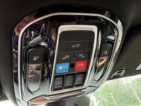 Used 2022 Jeep Grand Wagoneer Series III AWD/4WD image 10