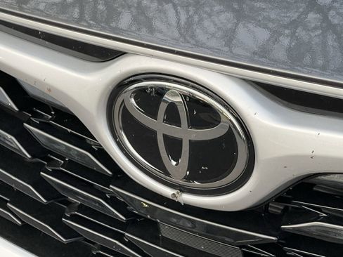 Used 2025 Toyota Highlander XLE FWD image 8