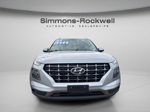 Used 2025 Hyundai Venue SEL FWD image 4