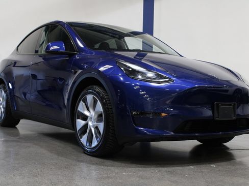 Used 2023 Tesla Model Y Long Range AWD/4WD image 3