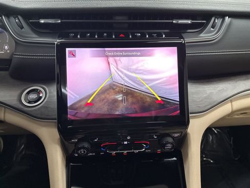 Used 2023 Jeep Grand Cherokee Limited image 16