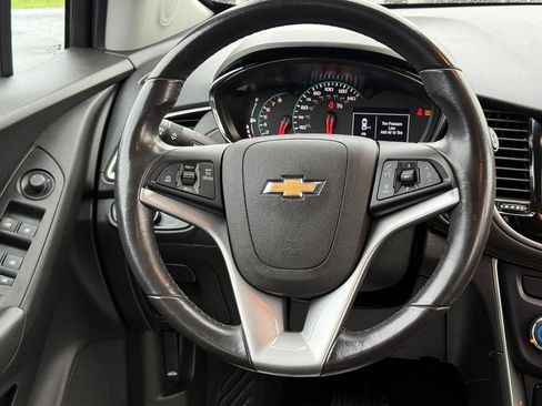 Used 2019 Chevrolet Trax LT w/ LT Convenience Package image 12