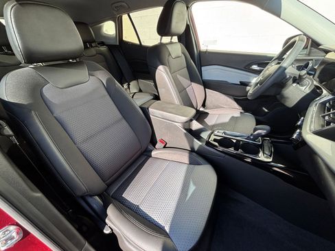 Used 2025 Chevrolet Trax LT image 36