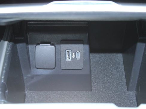 Used 2021 Ford Explorer XLT w/ Equipment Group 202A AWD/4WD image 29