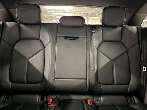 Certified 2025 Porsche Macan image 28