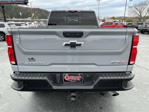 Used 2025 Chevrolet Silverado 2500 ZR2 w/ Technology Package image 3