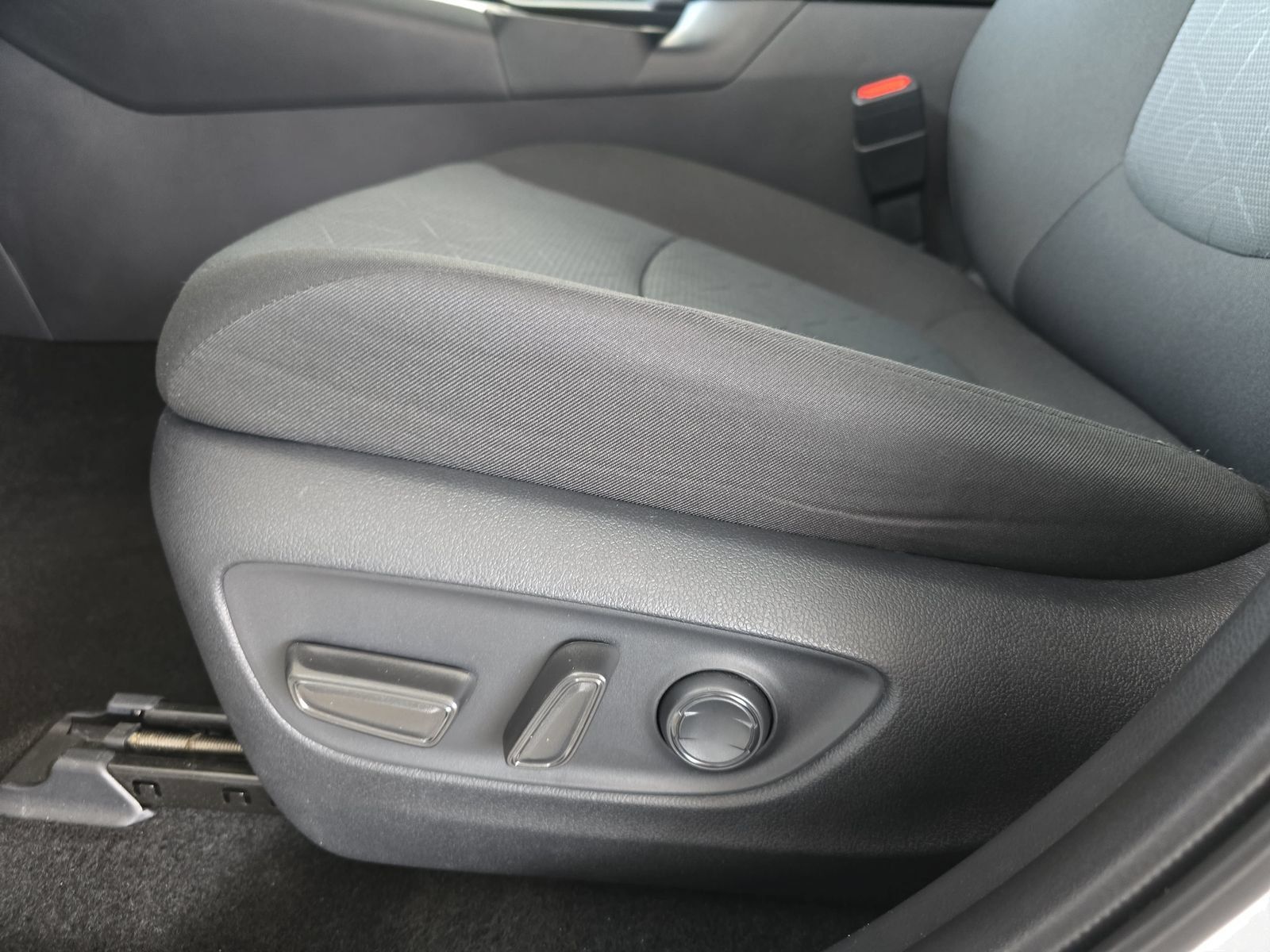 Used 2025 Toyota RAV4 XLE AWD/4WD image 29