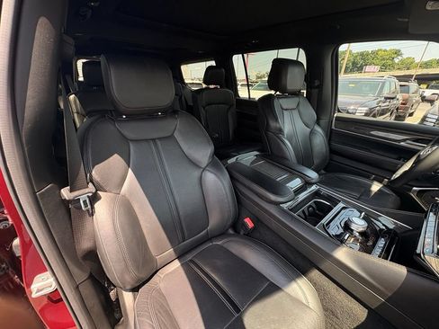 Used 2022 Jeep Wagoneer Series III w/ Premium Group I AWD/4WD image 32