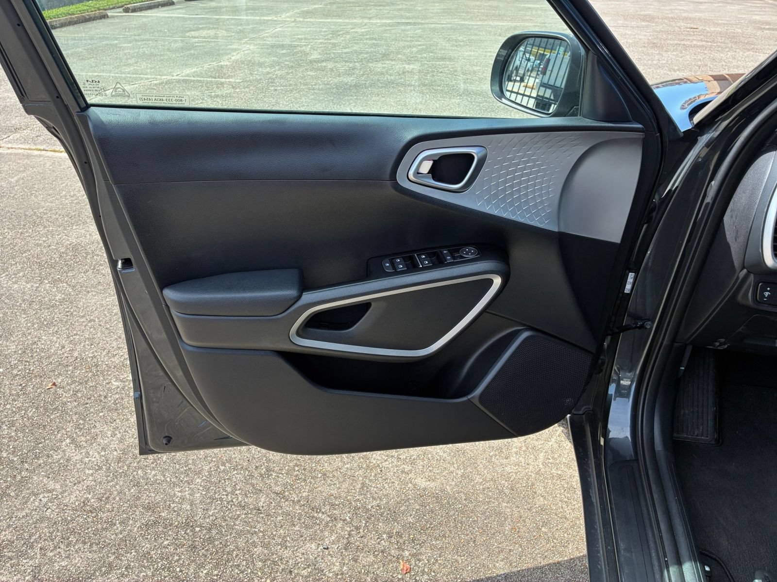Used 2025 Kia Soul LX w/ LX Technology Package FWD image 18
