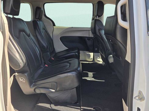 Used 2023 Chrysler Pacifica Touring-L FWD image 12