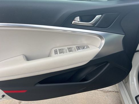 Used 2025 Genesis G70 2.5T image 14