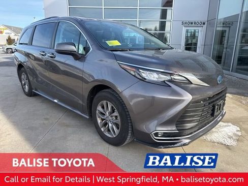 Used 2024 Toyota Sienna XLE image 1
