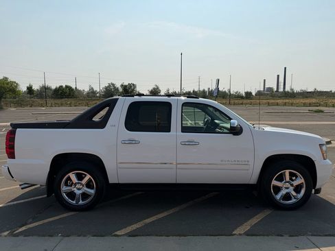 Used 2011 Chevrolet Avalanche LTZ AWD/4WD image 4
