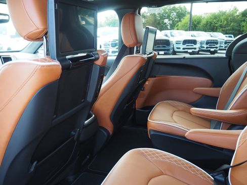 New 2026 Chrysler Pacifica Pinnacle image 16