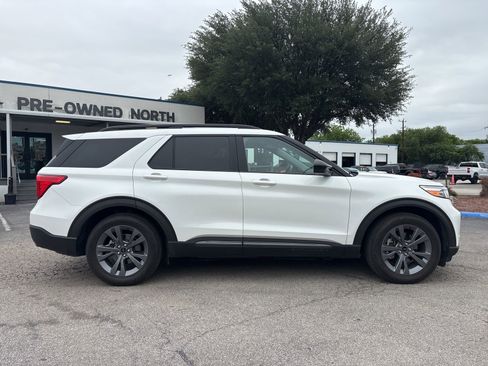 Used 2022 Ford Explorer XLT w/ Equipment Group 202A RWD image 2