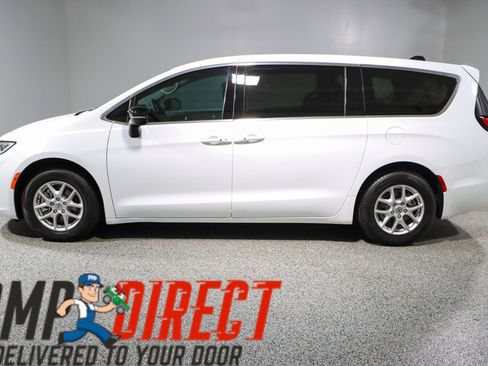 Used 2024 Chrysler Pacifica Touring-L FWD image 10