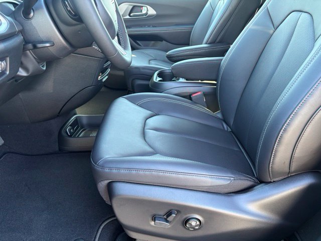 New 2027 Chrysler Pacifica Select FWD image 10