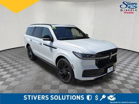 Used 2025 Lincoln Navigator Reserve w/ Jet Appearance Package AWD/4WD image 3