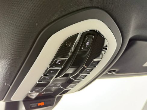 New 2026 Porsche Macan image 23