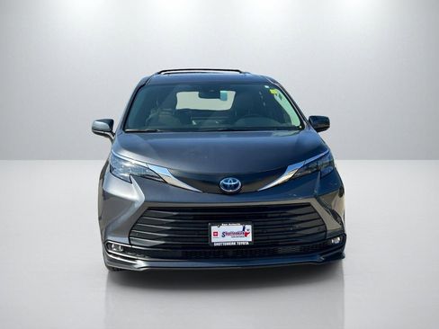 Used 2025 Toyota Sienna XLE image 2
