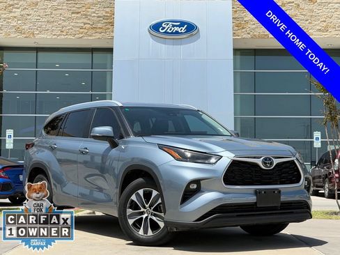 Used 2024 Toyota Highlander XLE FWD image 1