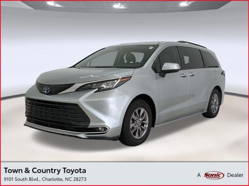 Used 2021 Toyota Sienna XLE FWD image 1