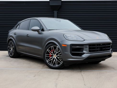 Certified 2024 Porsche Cayenne S image 9