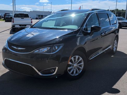 Used 2017 Chrysler Pacifica Touring-L FWD image 11