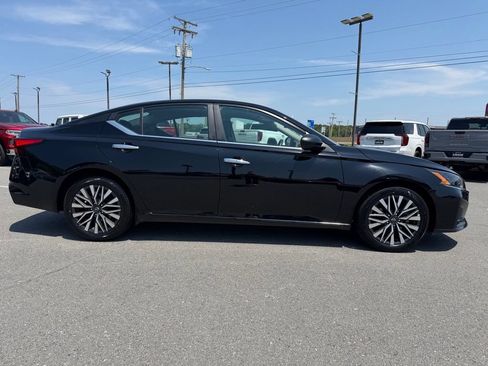 Used 2025 Nissan Altima 2.5 SV FWD image 8