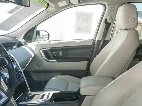 Used 2017 Land Rover Discovery Sport SE image 17