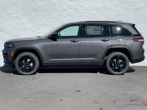 New 2025 Jeep Grand Cherokee Altitude image 4