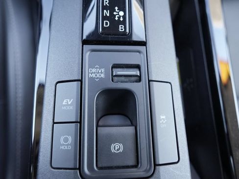 Used 2025 Toyota Prius XLE FWD image 31