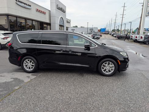 Used 2025 Chrysler Pacifica Select FWD image 6