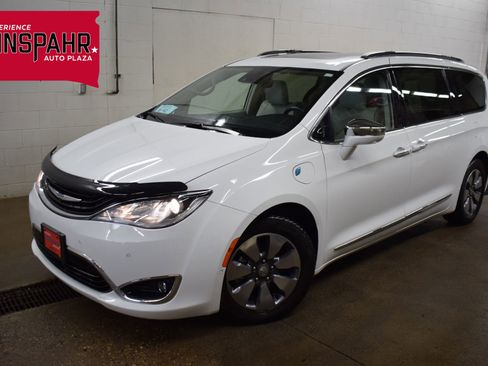 Used 2017 Chrysler Pacifica Platinum image 1