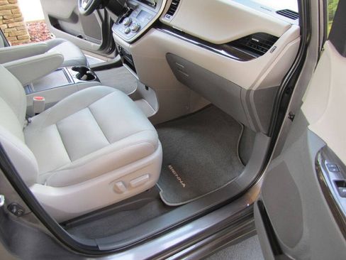 Used 2020 Toyota Sienna XLE w/ XLE Navigation Package FWD image 23