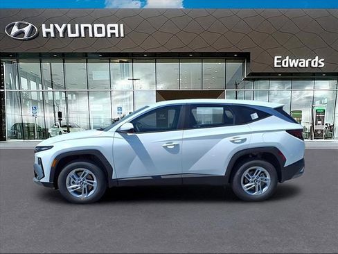 New 2025 Hyundai Tucson SE image 3
