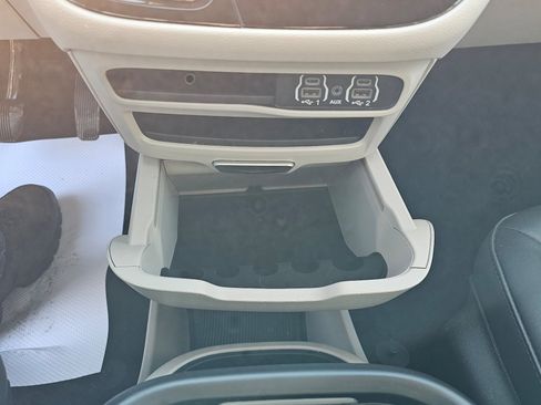 Used 2024 Chrysler Pacifica Touring-L image 29