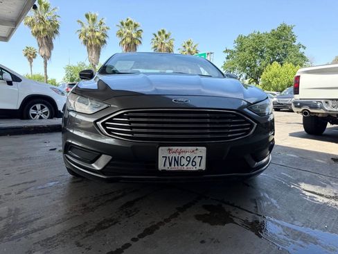 Used 2017 Ford Fusion SE FWD image 4