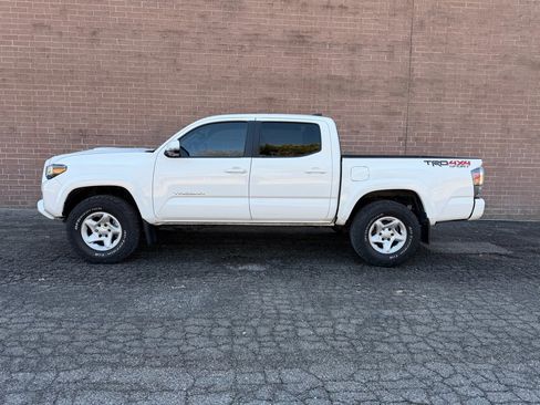 Used 2023 Toyota Tacoma TRD Sport w/ Advanced Technology Package image 2