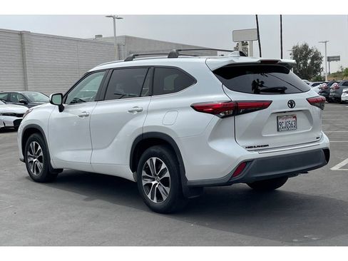 Used 2022 Toyota Highlander XLE image 3
