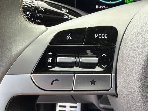 Certified 2025 Hyundai Elantra SEL image 25