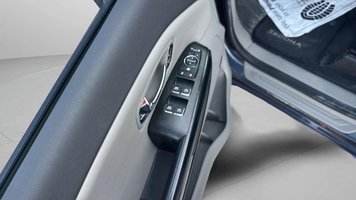 Used 2016 Kia Sedona SX FWD image 21