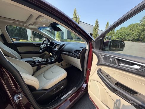 Used 2019 Ford Edge Titanium w/ Cold Weather Package FWD image 17