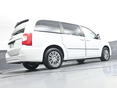 Used 2015 Chrysler Town & Country Touring-L w/ Driver Convenience Group FWD image 40